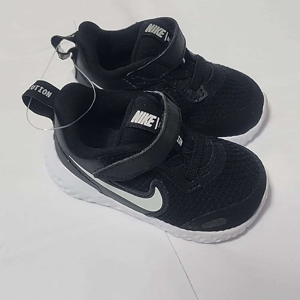 NIKE “REVOLUTION” BLACK BOYS TENNIS SHOES SZ 4C